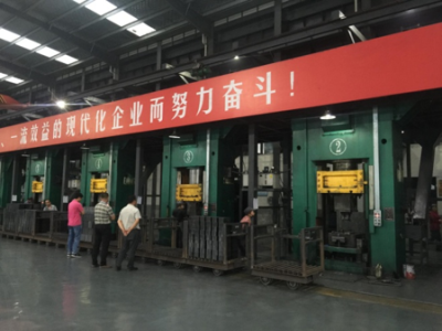 如何提高鎂碳磚質(zhì)量？華隆伺服電動(dòng)螺旋壓磚機(jī)給你答案